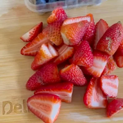 Recipe of Strawberries, vanilla cream and meringue on the DeliRec recipe website