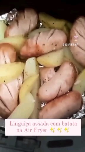 Foto da Linguiça assada com batatas na Airfryer  - receita de Linguiça assada com batatas na Airfryer  no DeliRec