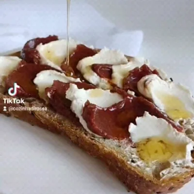 Recipe of Perfect combination: honey, jam and vegetable cheese on the DeliRec recipe website