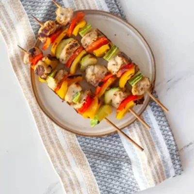 Recipe of Chicken with vegetables on skewers on the DeliRec recipe website