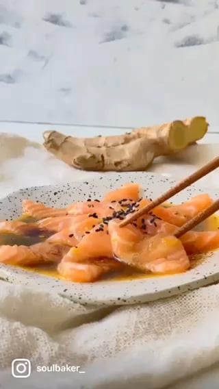 Foto de la Carpaccio de salmón con salsa de maracuyá y jengibre – receta de Carpaccio de salmón con salsa de maracuyá y jengibre en DeliRec