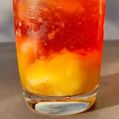 Receita de Drink Sunset - Pêssego com morango  no site de receitas DeliRec