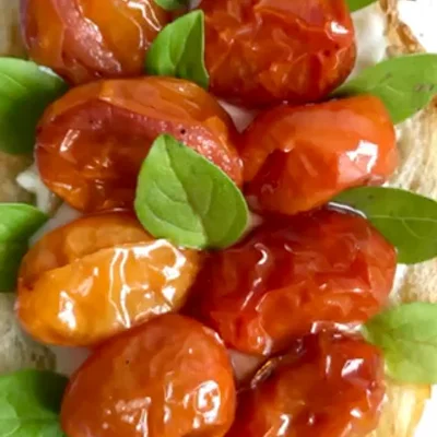 Receita de Bruschettas de tomate confit com requeijão   no site de receitas DeliRec