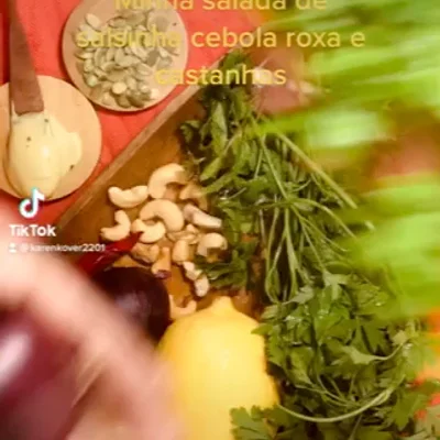 Receita de Salada de salsinha com cebola roxa  no site de receitas DeliRec