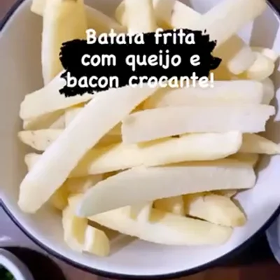 Receita de Batata frita com queijo e bacon crocante  no site de receitas DeliRec