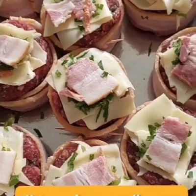 Receita de Vulcão de carne moída com bacon e queijo da Tha no site de receitas DeliRec