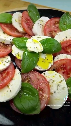 Photo of the Caprese Salad - Coming soon to Miguel's Kitchen on YouTube! – recipe of Caprese Salad - Coming soon to Miguel's Kitchen on YouTube! on DeliRec