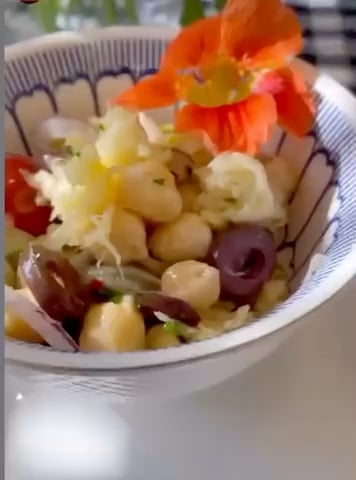 Foto da Salada de bacalhau com grão de bico  - receita de Salada de bacalhau com grão de bico  no DeliRec