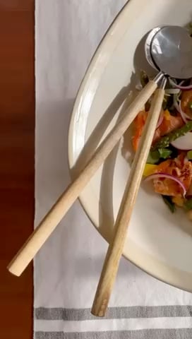 Foto da Salada de espinafre, salmão e aspargos ao vinagrete de laranja. - receita de Salada de espinafre, salmão e aspargos ao vinagrete de laranja. no DeliRec