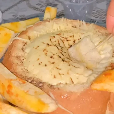 Receita de Fondue de queijo no pão italiano  no site de receitas DeliRec