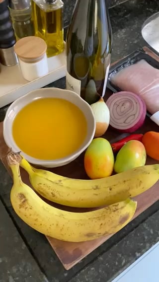 Foto da Pirarucu, vinagrete de tomate verde, banana e beurre blanc de tucupi - receita de Pirarucu, vinagrete de tomate verde, banana e beurre blanc de tucupi no DeliRec