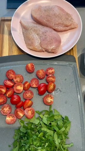Foto da Frango com Espinafre e Tomate - receita de Frango com Espinafre e Tomate no DeliRec