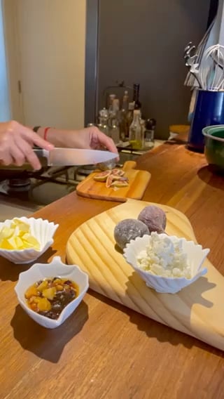 Foto da Brusqueta morna de figos, queijo curado, mel e castanhas  - receita de Brusqueta morna de figos, queijo curado, mel e castanhas  no DeliRec