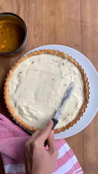 Photo of the White Chocolate Ice Cream Pie, Almonds and Passion Fruit Syrup – recipe of White Chocolate Ice Cream Pie, Almonds and Passion Fruit Syrup on DeliRec